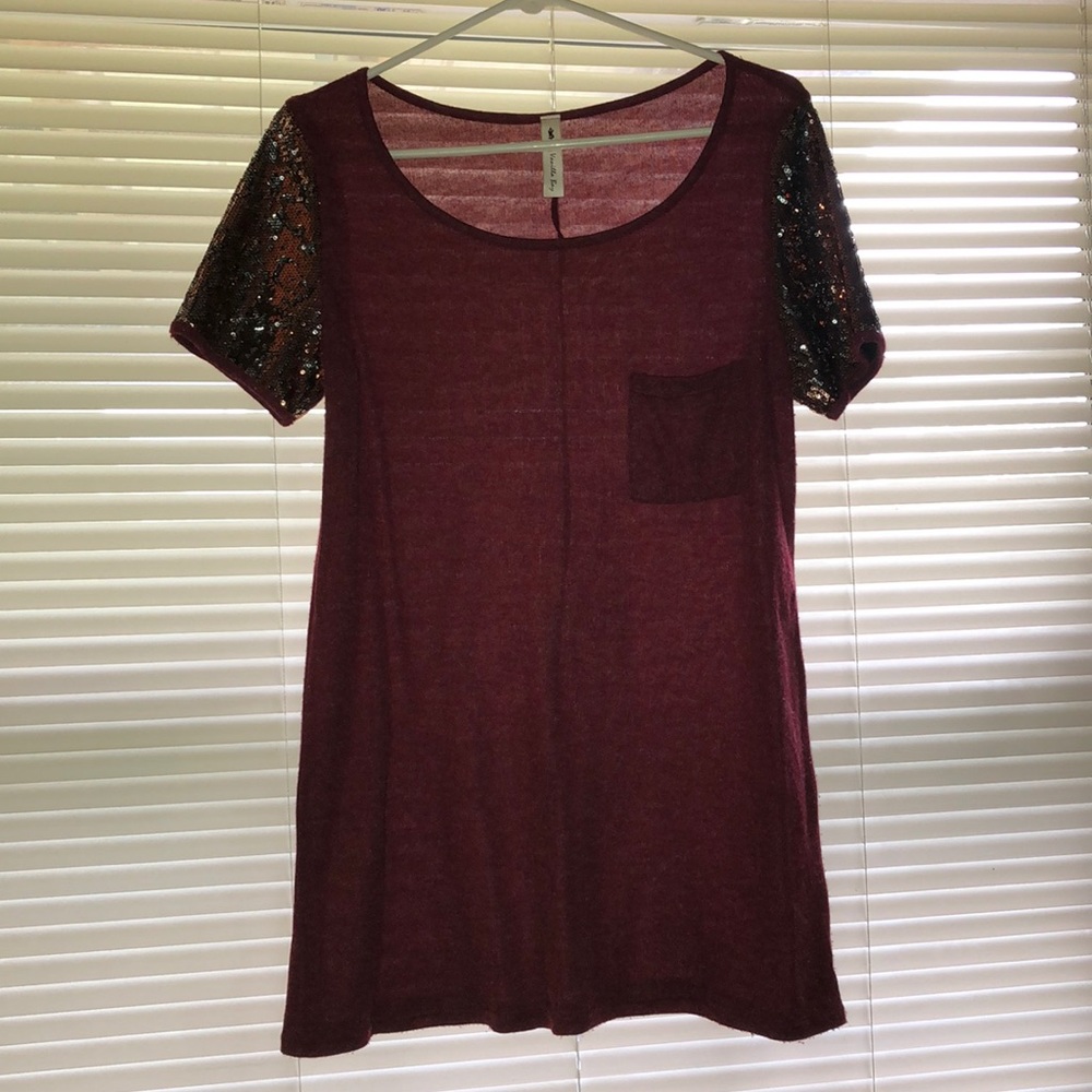 Comfy tee with sequins sleeves